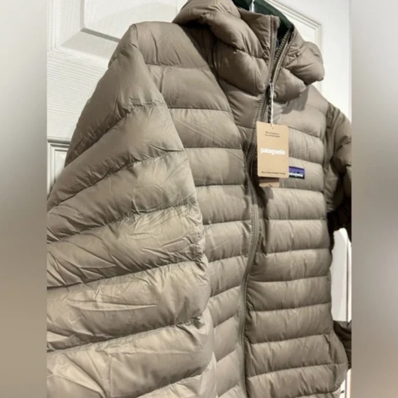 NWT Patagonia ~ Men’s Down Sweater Hoodie Puffer Jacket/Seabird Grey (Large) - Picture 2 of 7